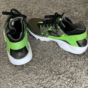 Nike huarache UNISEX, size 7 Y . 7 or 7.5 preowned. No smell, no damages.
